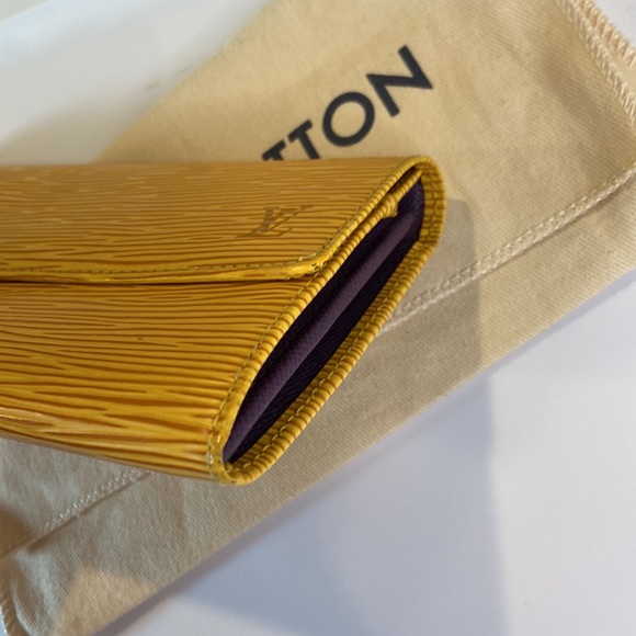LOUIS VUITTON Credit
Long Bifold Wallet Epi
Leather - Picture 6 of 13